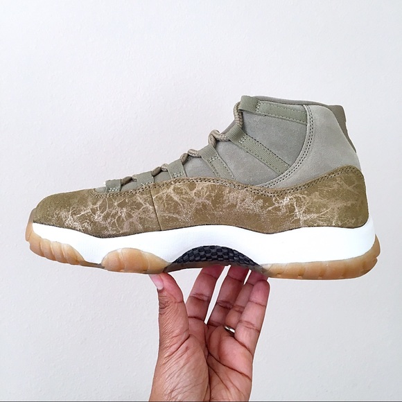 Women’s Nike Air Jordan 11 Retro - Picture 4 of 7